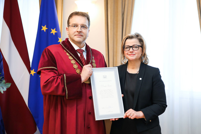 Svinīgās sēdes ietvaros Satversmes tiesas priekšsēdētājs Aldis Laviņš arī izteica atzinību Lietuvas Konstitucionālās tiesas priekšsēdētājai Danutei Jočienei par nozīmīgu ieguldījumu abu tiesu sadarbības stiprināšanā un tiesu dialoga veicināšanā, sekmējot demokrātiju, tiesiskumu un cilvēktiesību aizsardzību